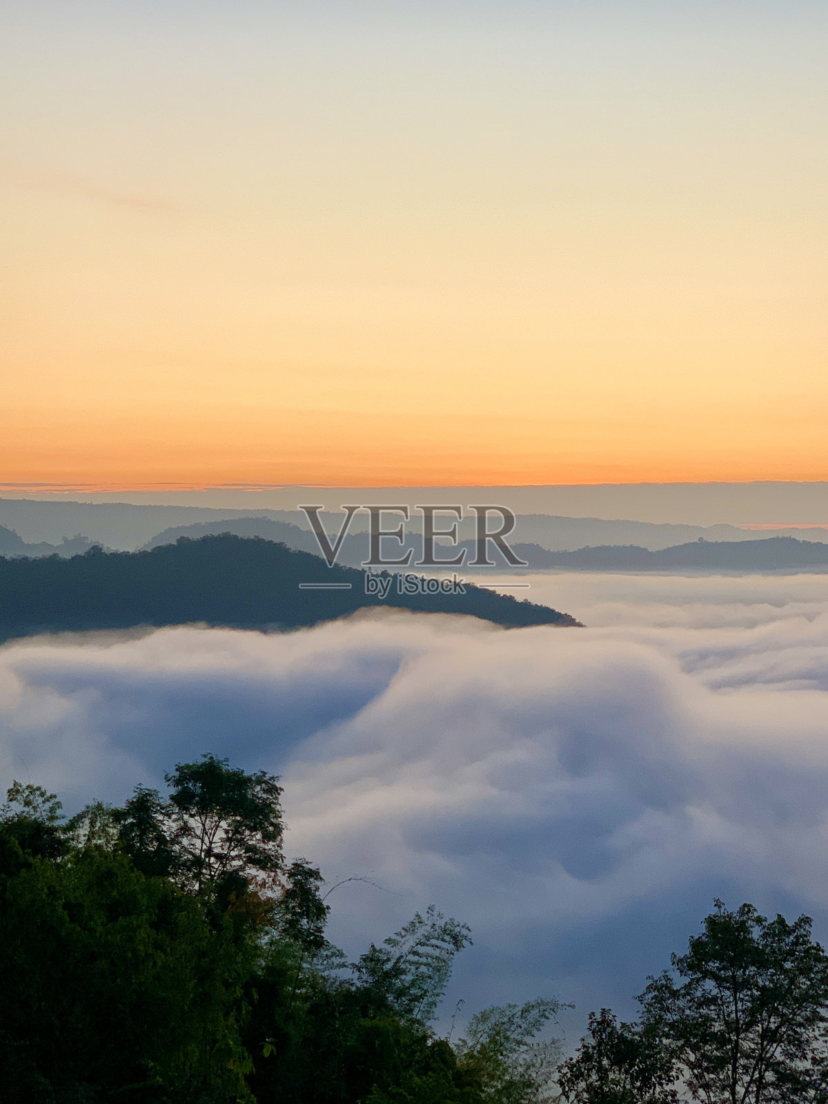 湄公河上美丽的日出和薄雾，泰国农开省照片摄影图片