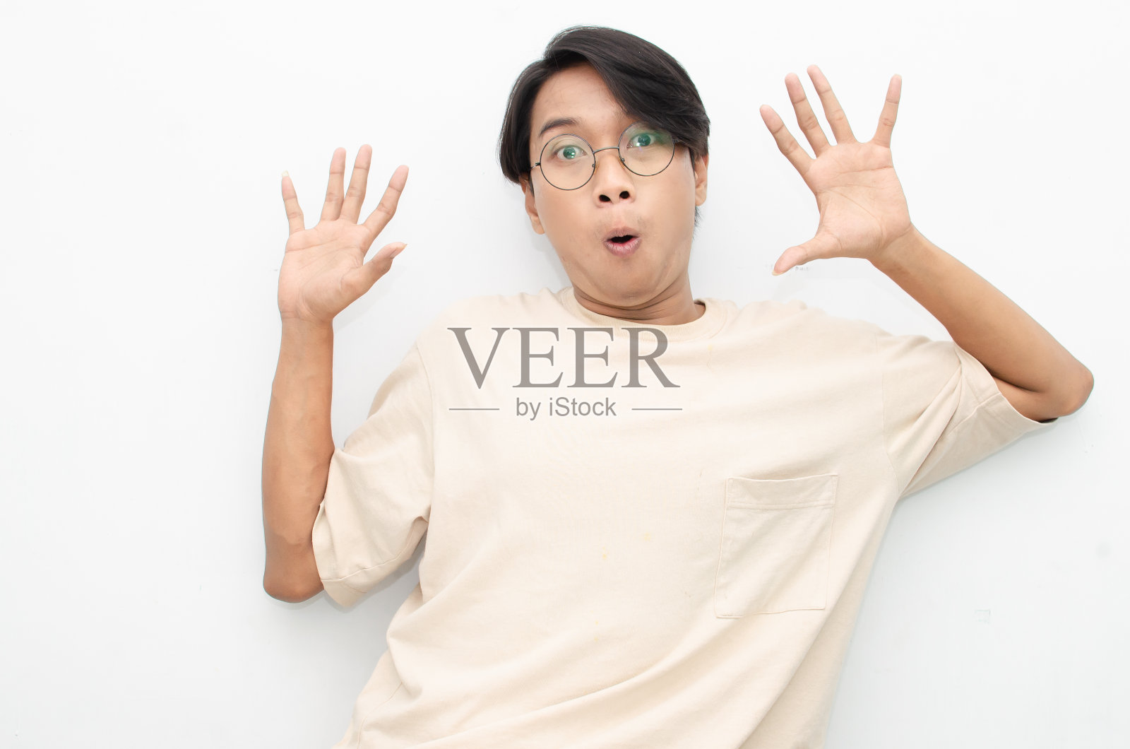 狂喜迷人的年轻亚洲男子震惊愉快地张开嘴，放下杯子。照片摄影图片