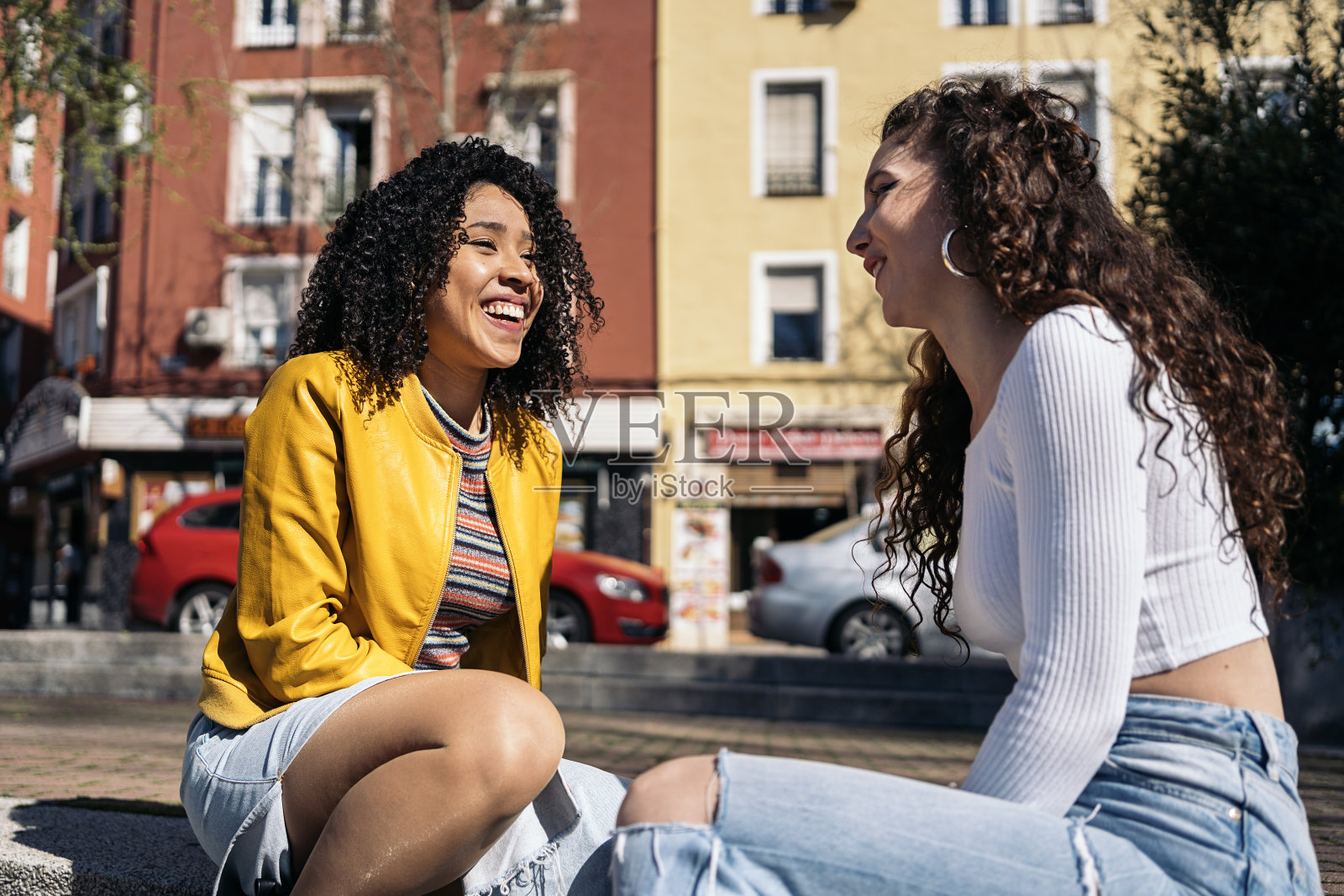 女性朋友在户外玩耍照片摄影图片