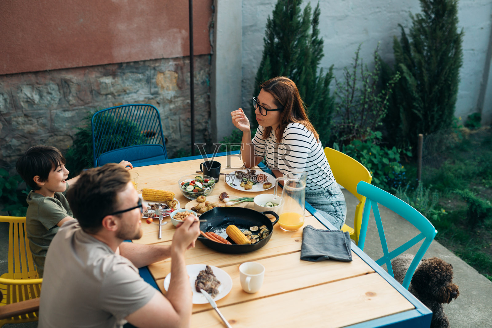 家人在家里享受时光照片摄影图片