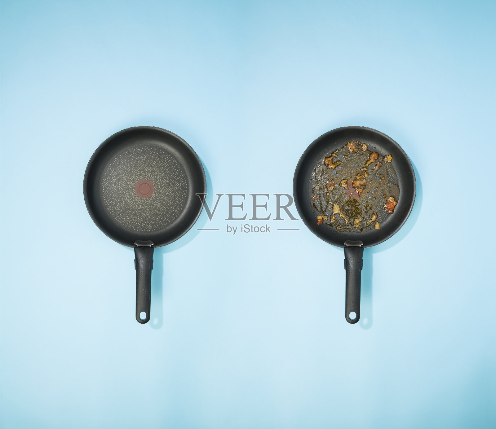 蓝色地板上的食物盘干净和脏照片摄影图片