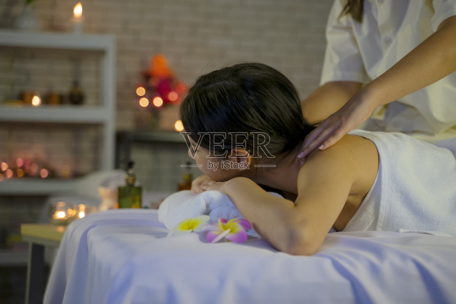 员工在温泉和度假酒店工作。照片摄影图片