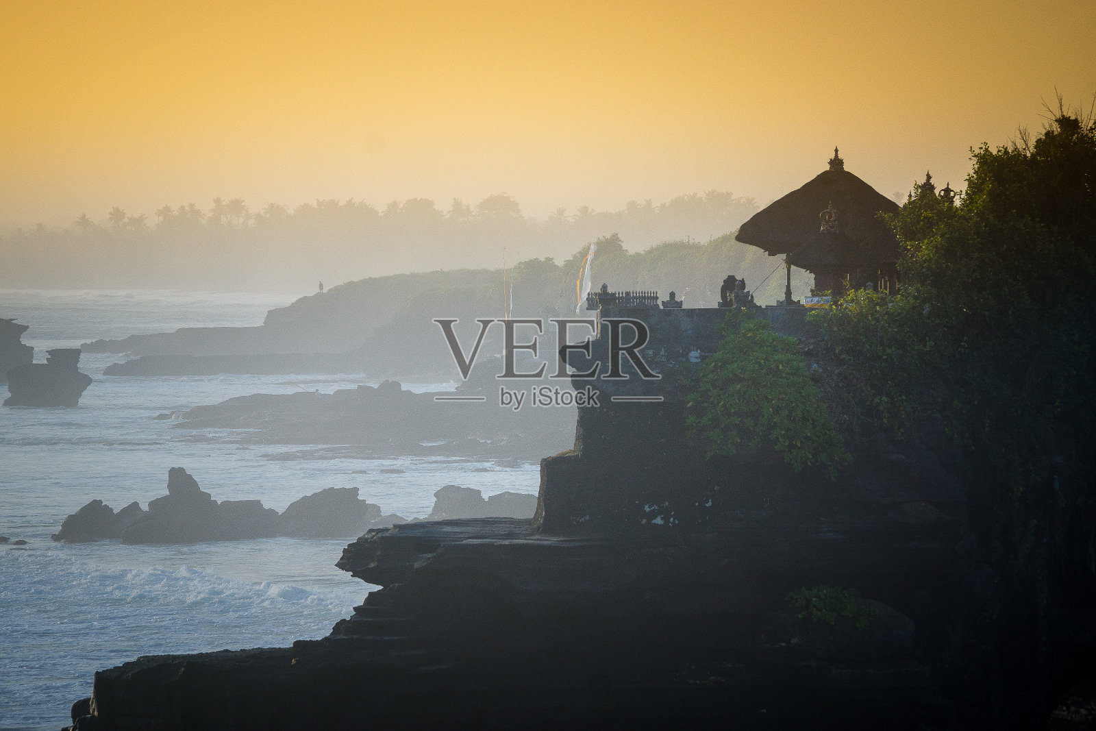 在巴厘岛一个有风的傍晚，海上的日落景色照片摄影图片