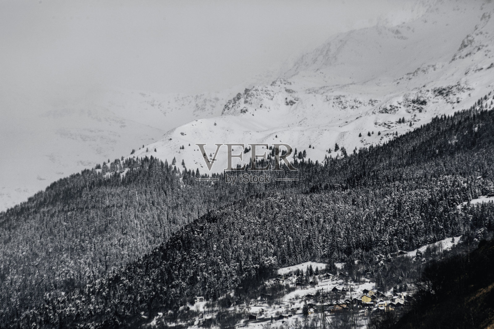 美丽的镜头，冰冻的山脉对抗雾-在灰度照片摄影图片