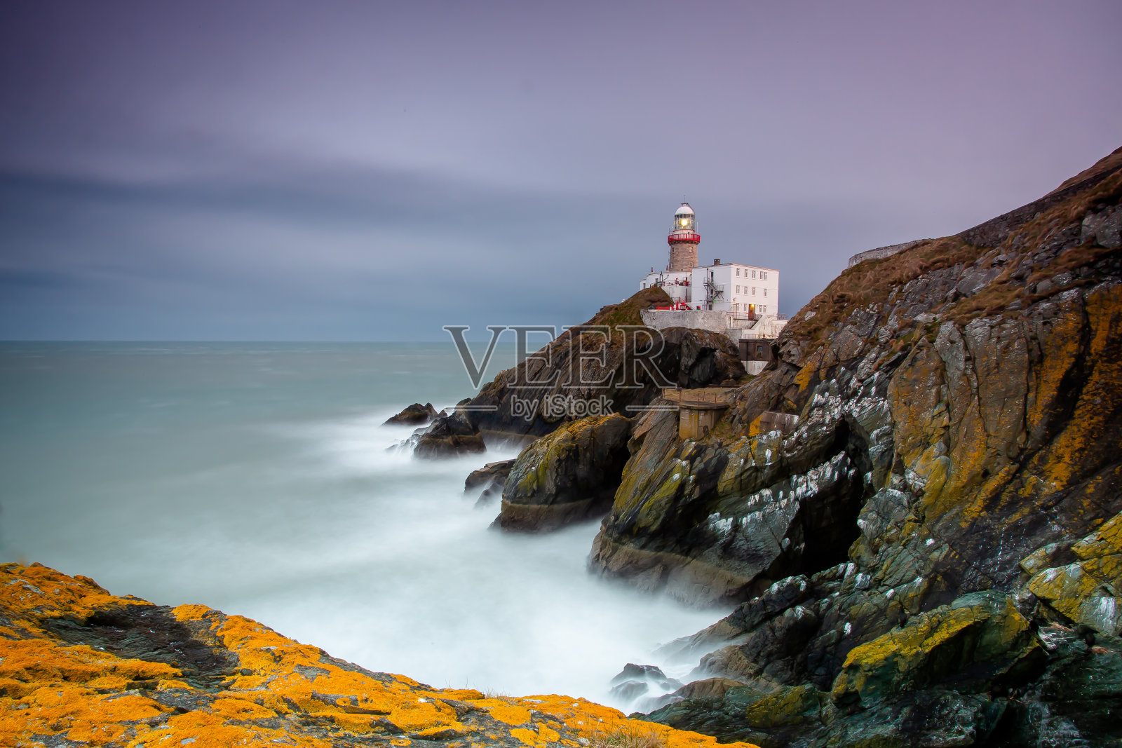 白昼开始向黄昏转变，霍斯角日落时的贝利灯塔照片摄影图片