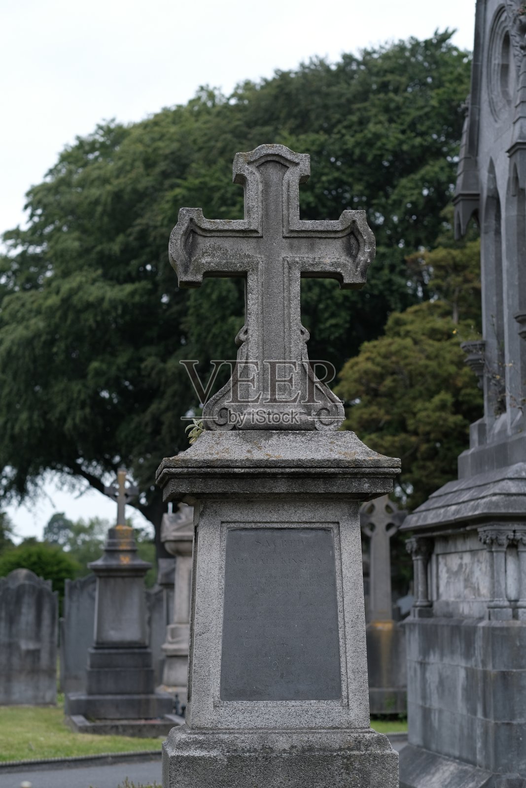 垂直拍摄的墓碑上有一个大十字架在都柏林，爱尔兰的一个大墓地照片摄影图片