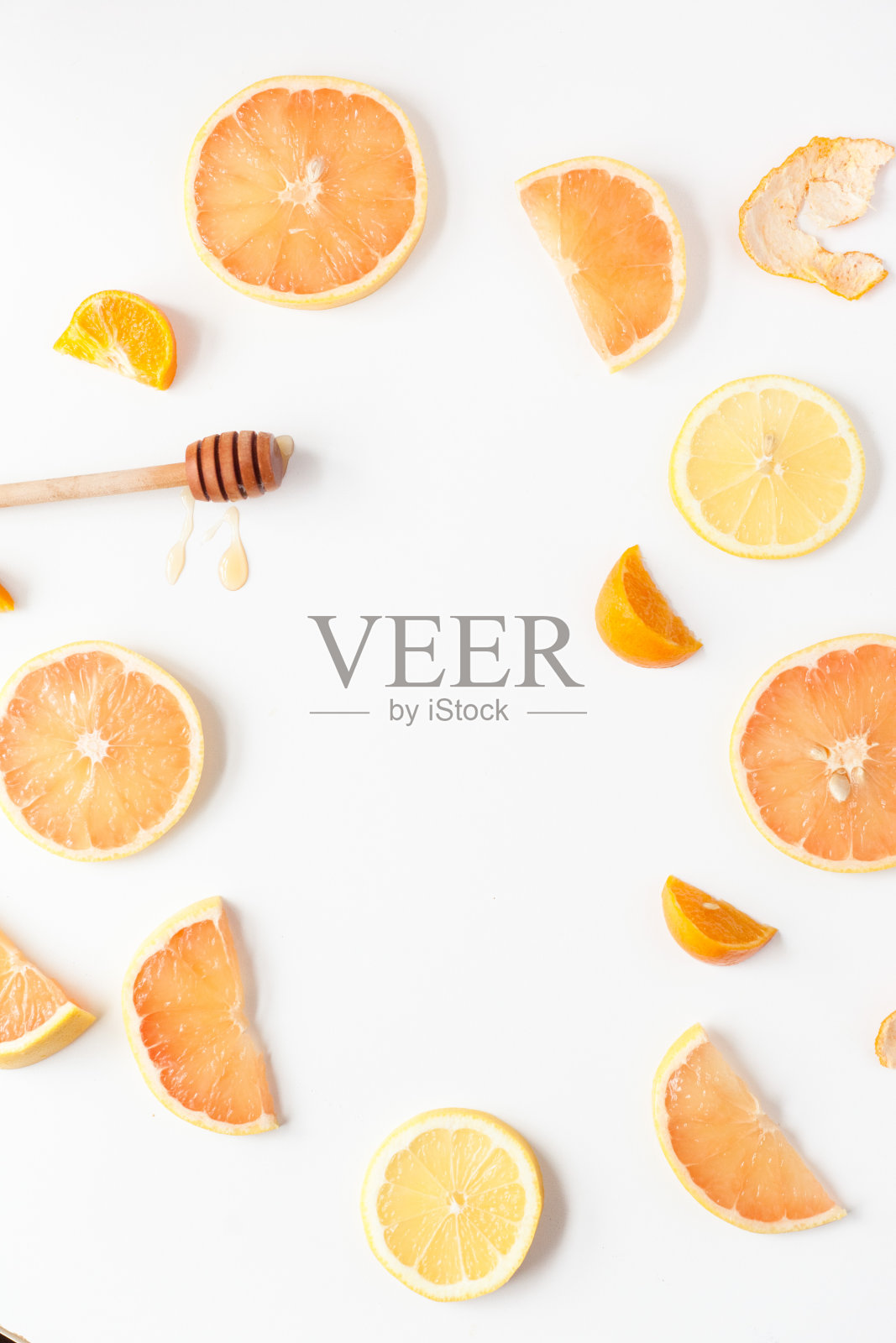 在孤立的白色背景上放置柑橘和蜂蜜照片摄影图片