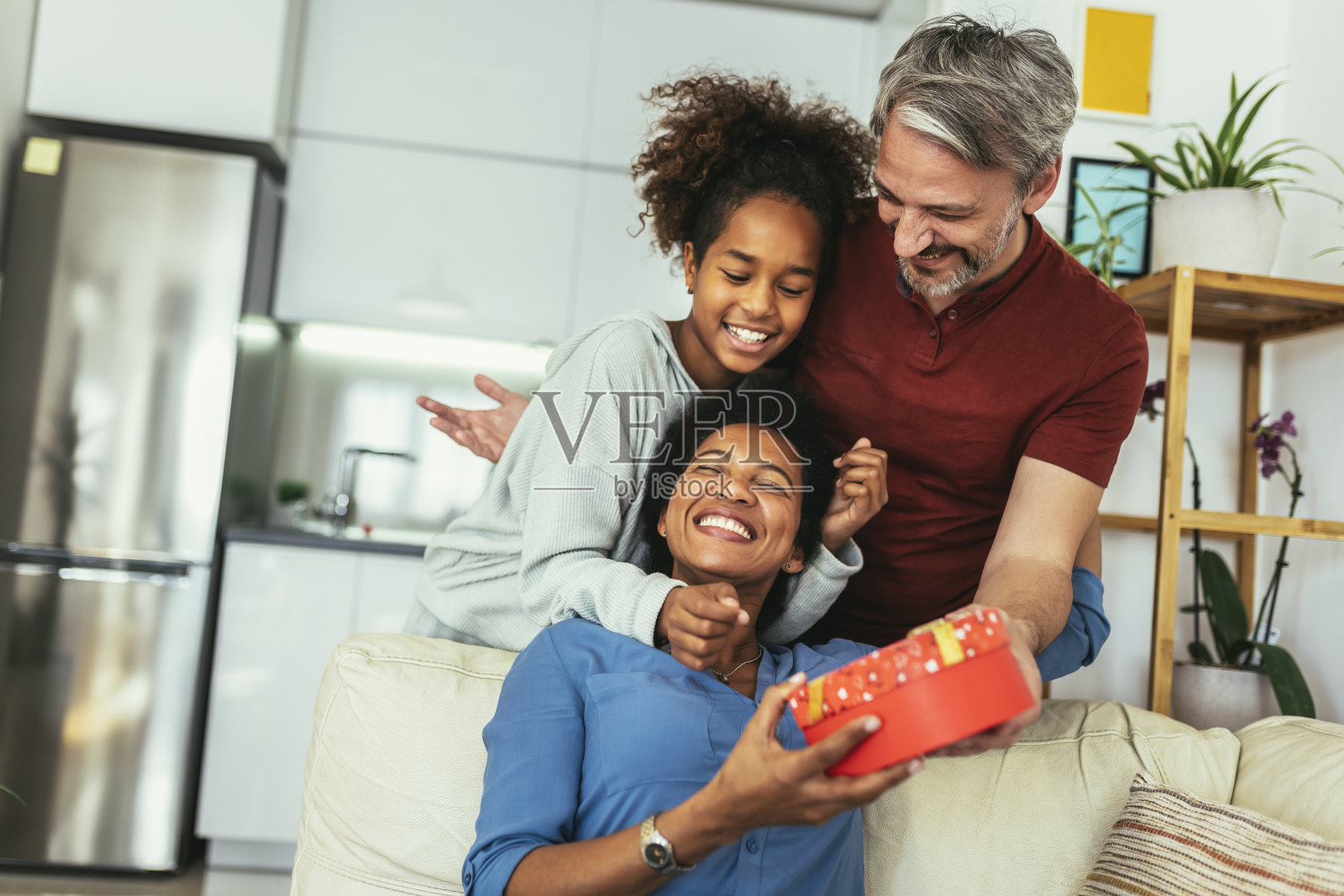 父亲和女儿祝贺母亲节日，并赠送礼盒照片摄影图片