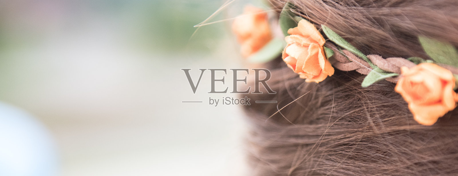 特写镜头的棕色头发与一个美丽的花环制成的花照片摄影图片