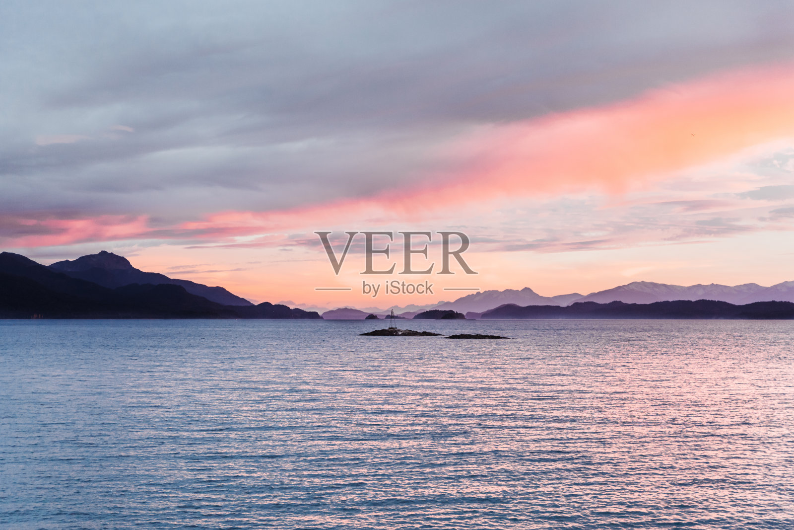 美丽的彩色日落的海景照片摄影图片