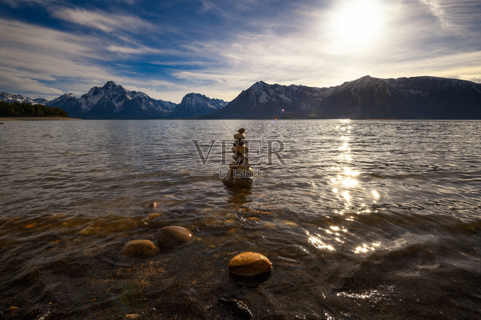 日落时分的杰克逊湖，美国怀俄明州，平衡的岩石金字塔照片摄影图片