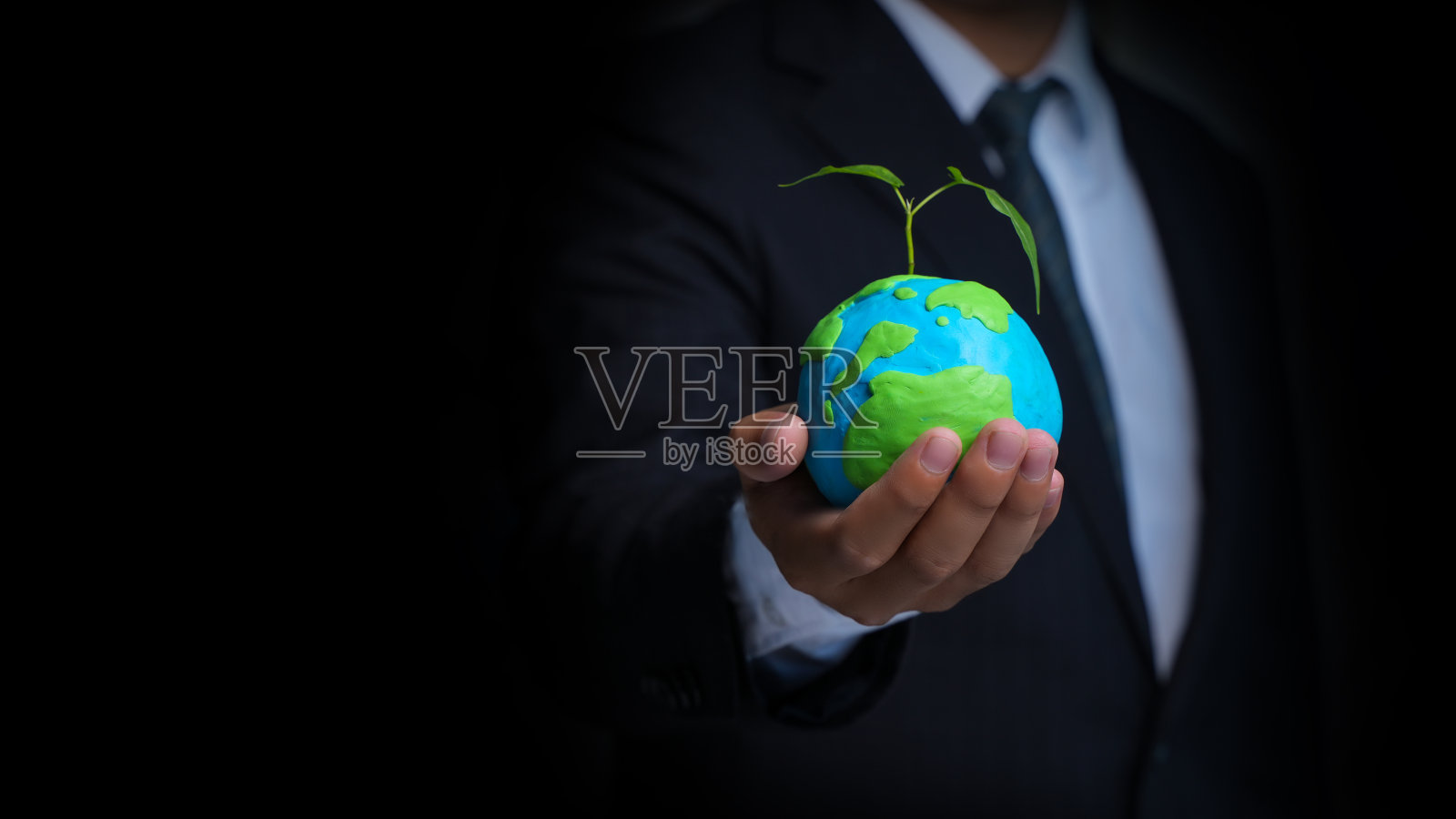 地球日概念绿色能源ESG环境、社会和治理可再生和可持续资源关心环境和生态。手拥抱绿叶和地球。照片摄影图片