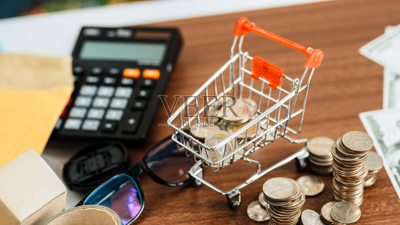 通货膨胀，恶性通货膨胀一美元钞票的经济方向通货膨胀降低购买力的概念。照片摄影图片