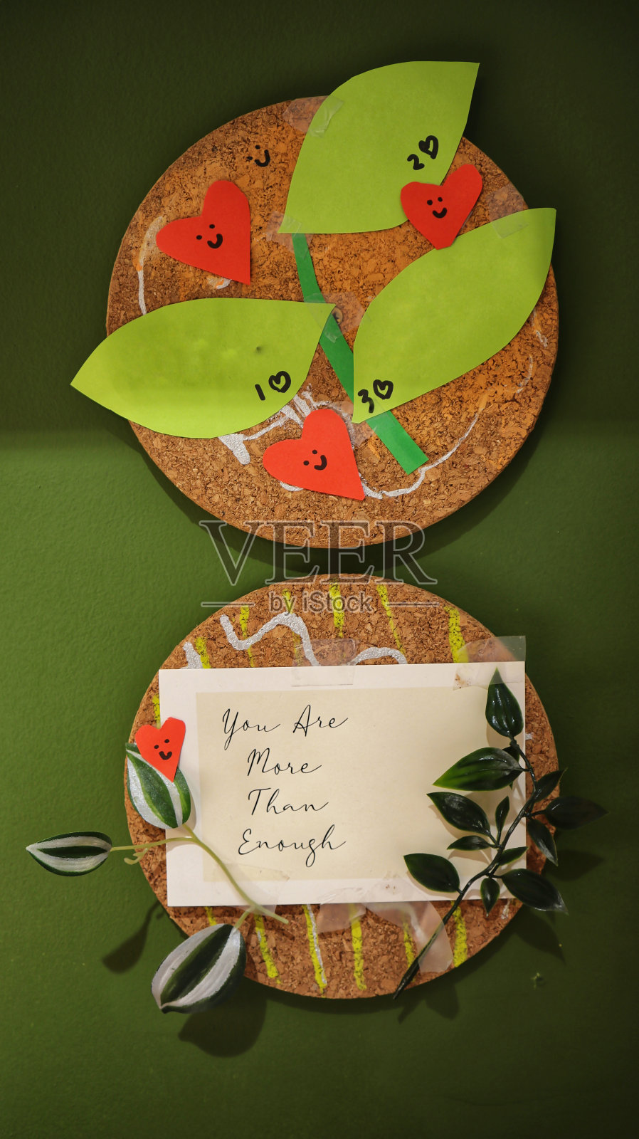 儿童房绿色墙面上的墙注装饰。照片摄影图片