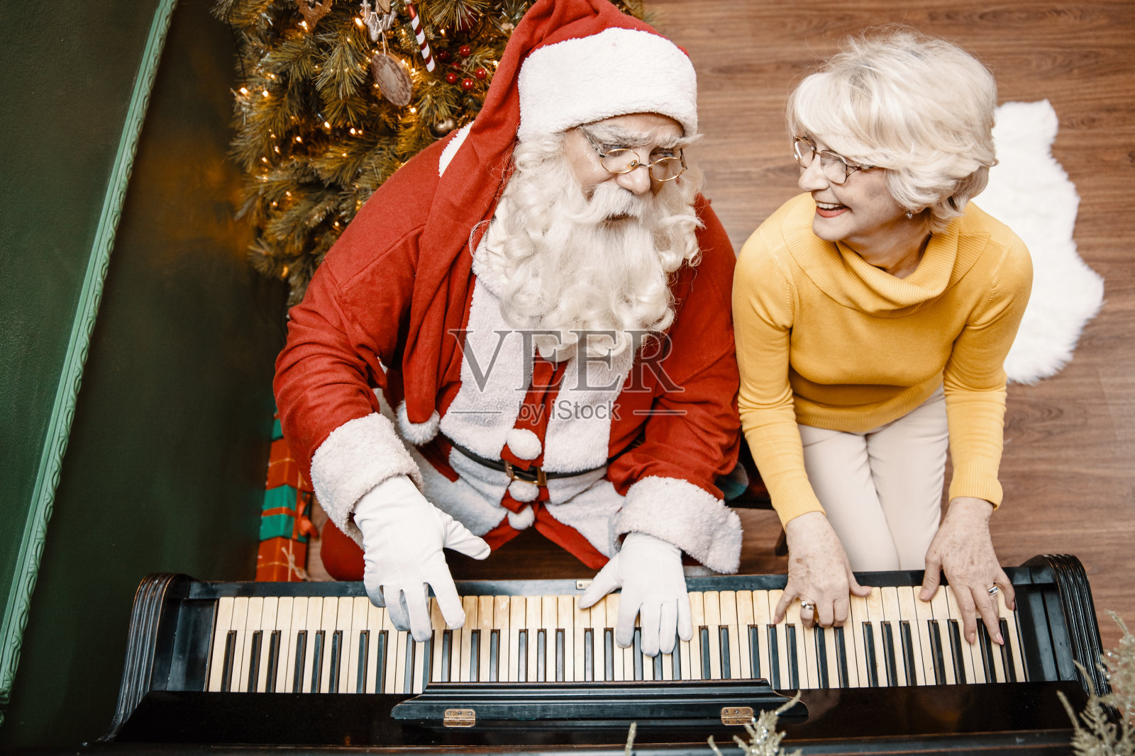 老夫妇唱圣诞歌照片摄影图片