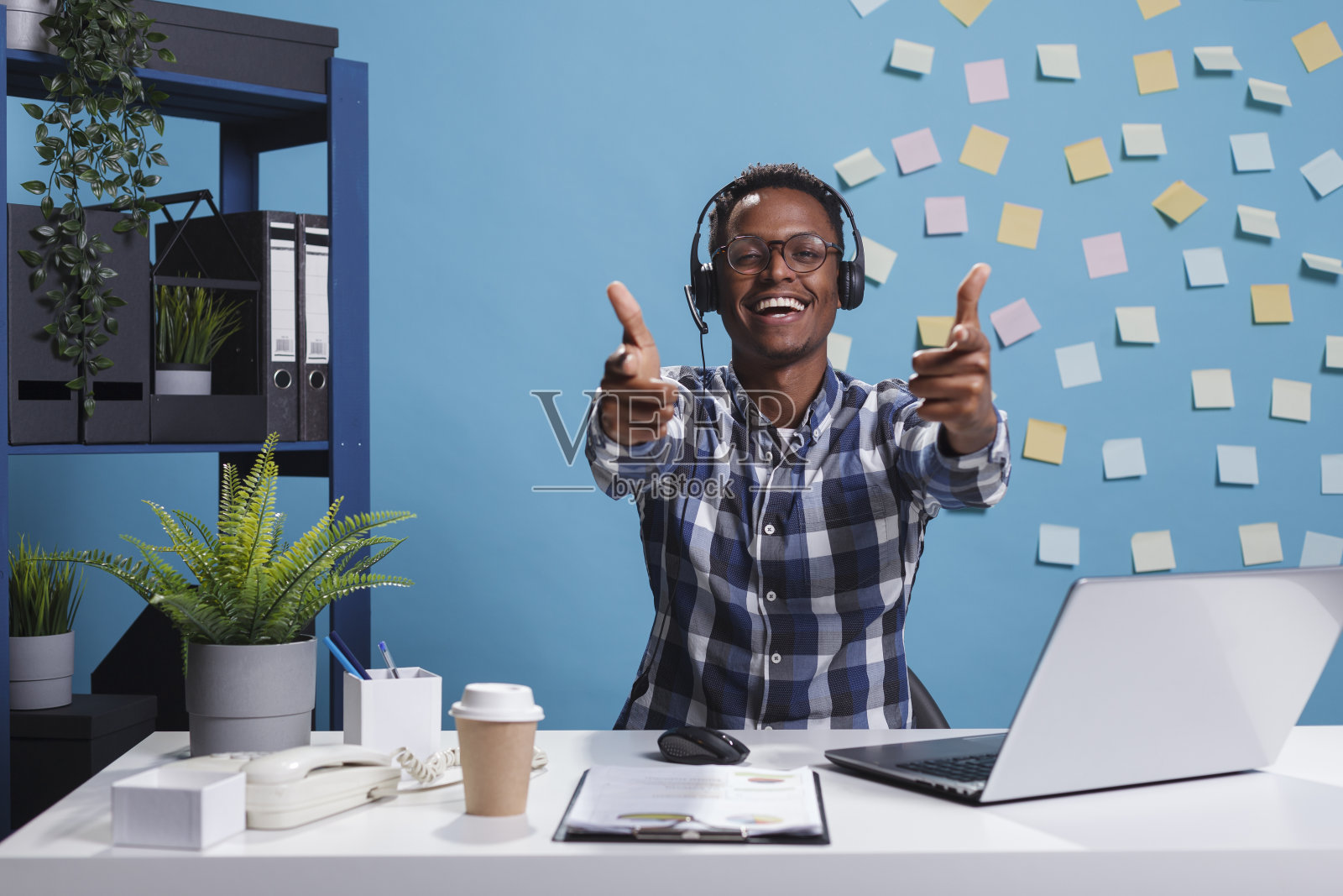 愉快的客户支持代表表示客户问题已解决。照片摄影图片