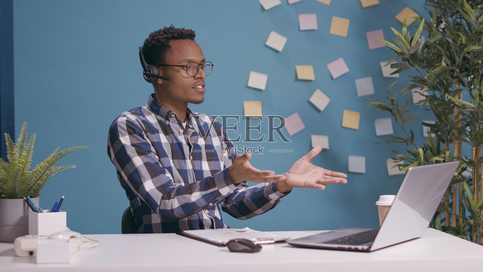 呼叫中心的接线员在电话里对顾客大吼大叫照片摄影图片