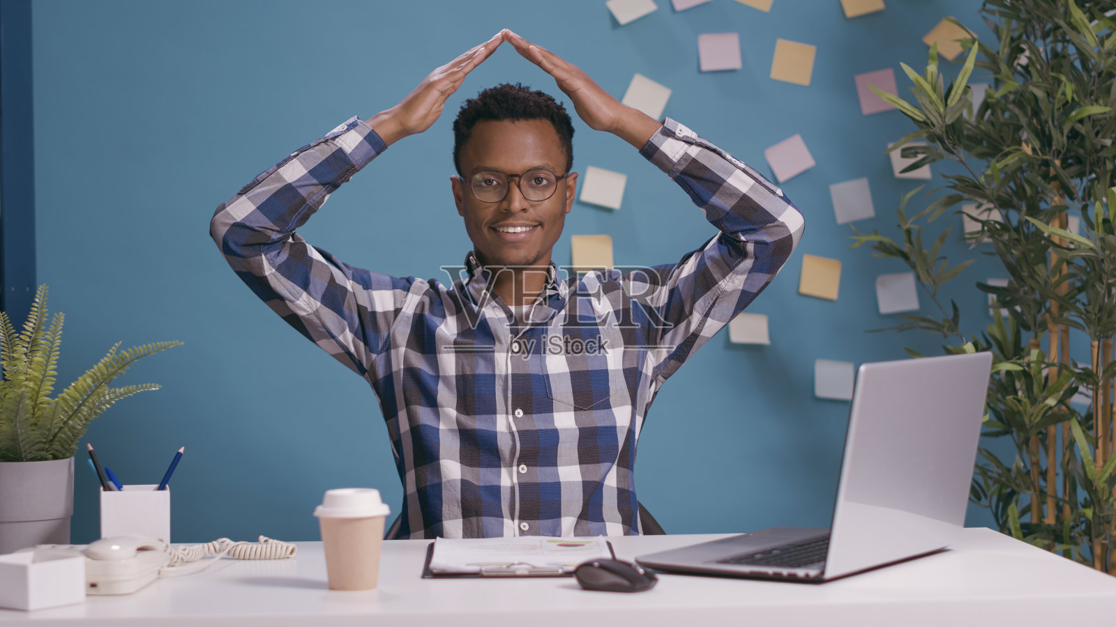 自信的人做房子屋顶象征感觉安全照片摄影图片