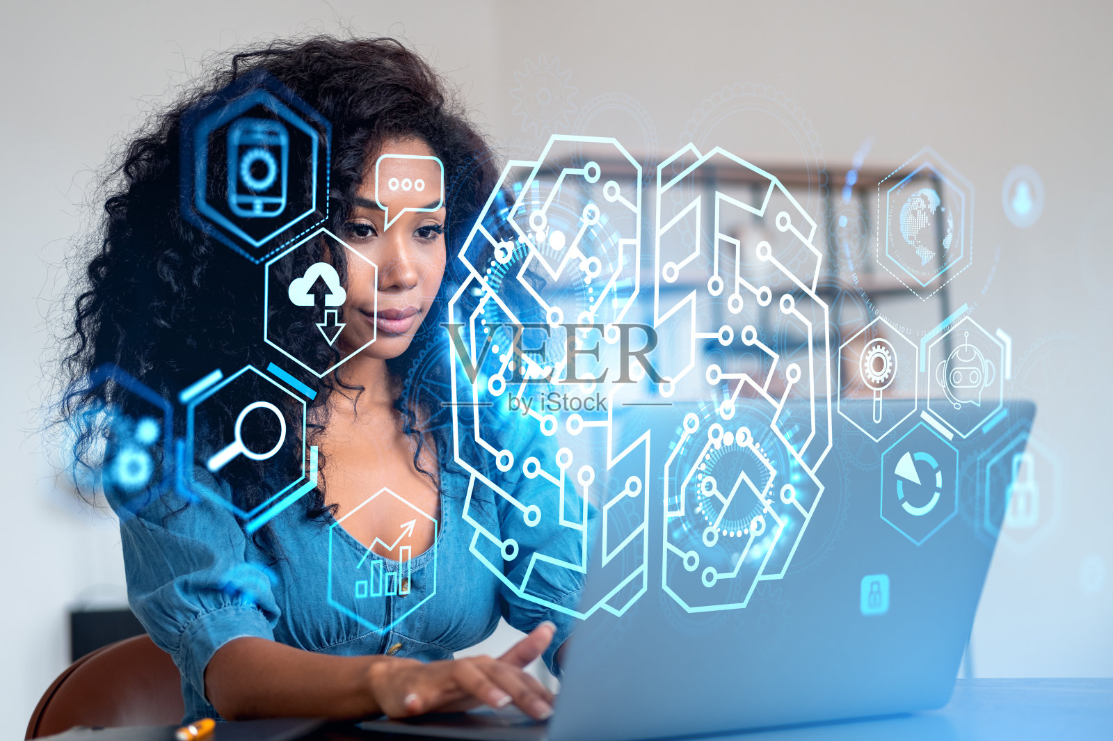 身着正装的非裔美国女商人正在笔记本上打字照片摄影图片