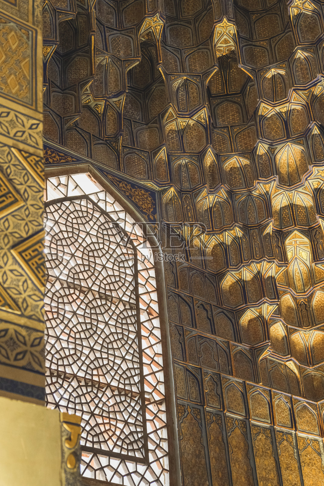 阿米尔·帖木儿陵墓中带有图案的东方窗户照片摄影图片