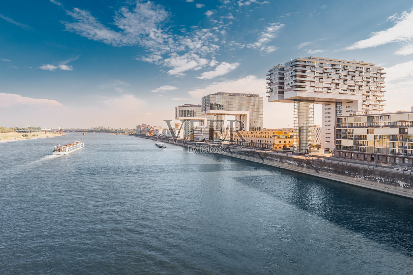 科隆城市天际线与莱茵河和现代住宅建筑的风景照片摄影图片
