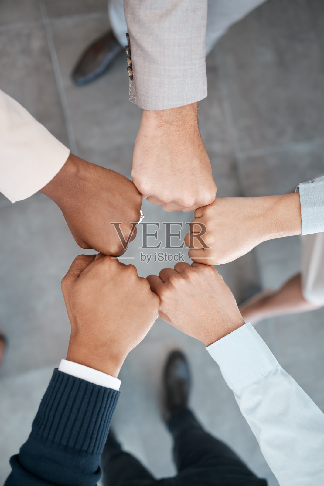 首先，会议和员工在一个圈子里支持，团队建设和伙伴关系在办公室工作。俯视企业员工的双手，为动力，成功和团结工作在一起照片摄影图片