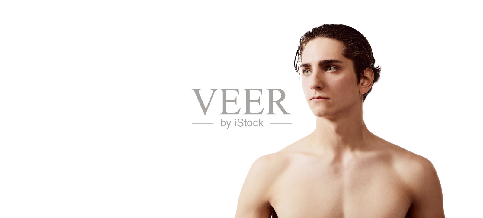 年轻男子的肖像，严肃的样子摆出赤膊孤立在白色背景。传单。男性美容、身体和护肤的概念照片摄影图片