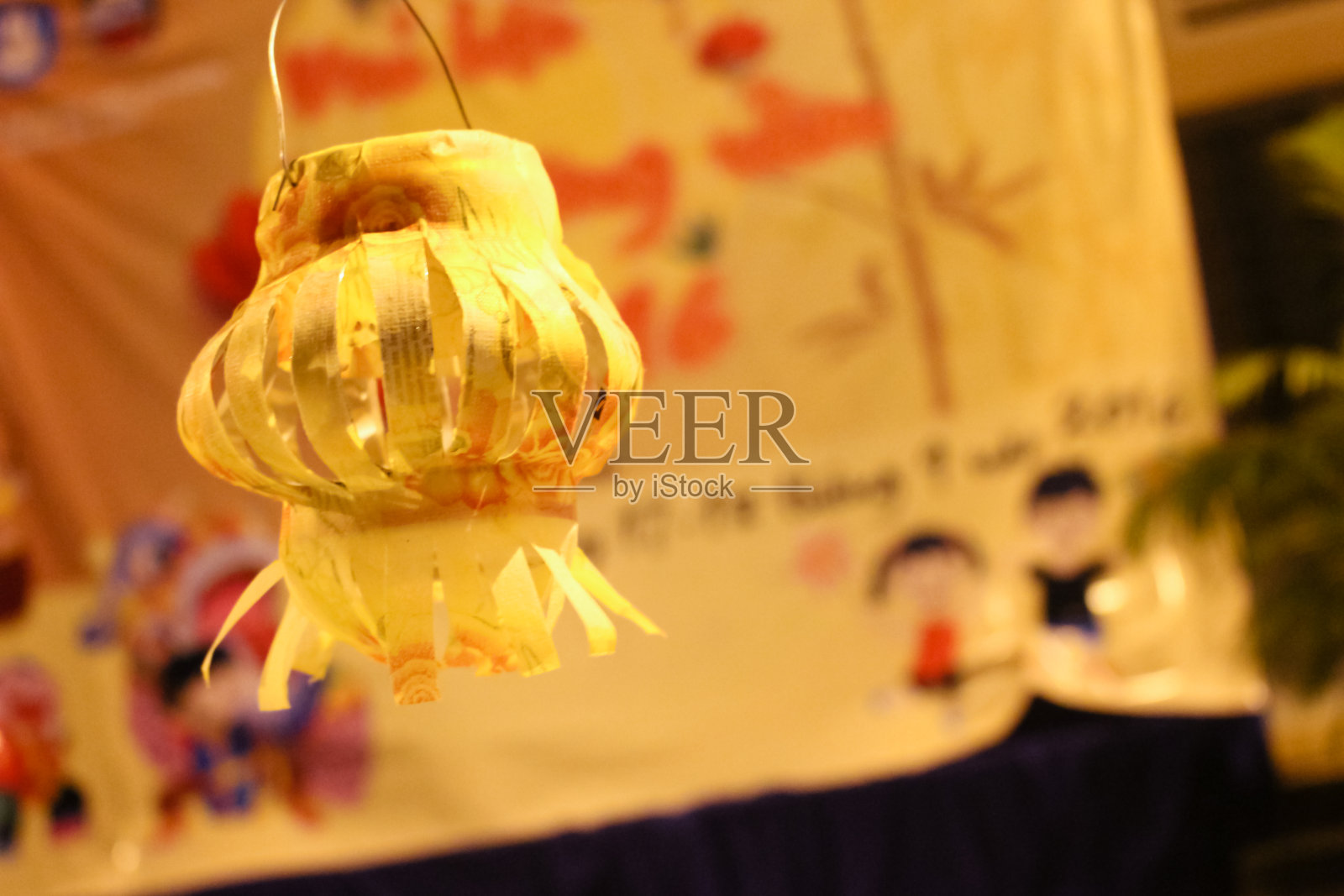 由啤酒罐制成的中秋灯笼——手工制作照片摄影图片