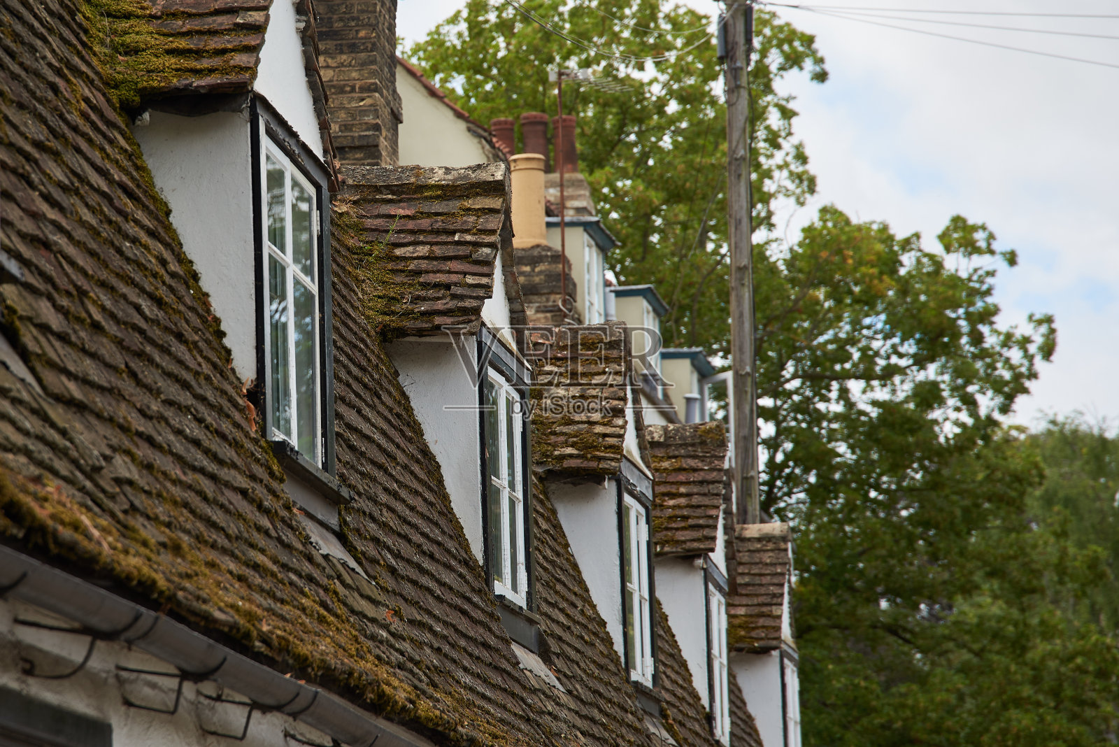一排房子的窗户。从街上看。照片摄影图片