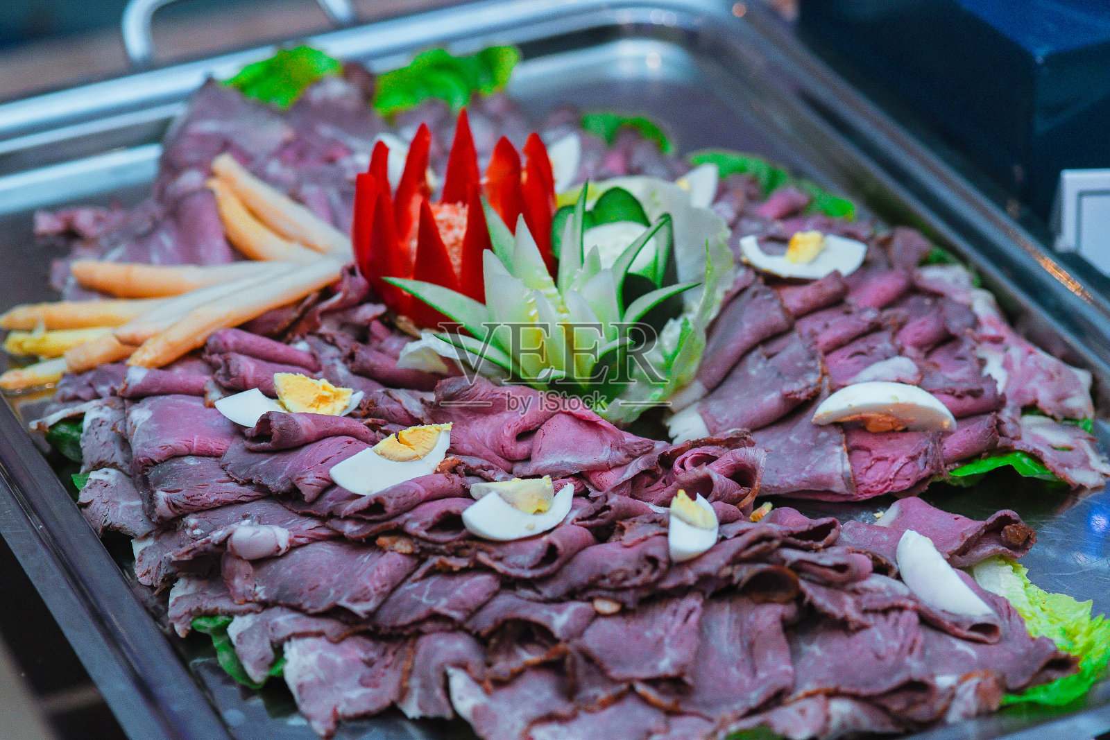 餐厅托盘上的烤牛肉片和煮熟的鸡蛋特写照片摄影图片