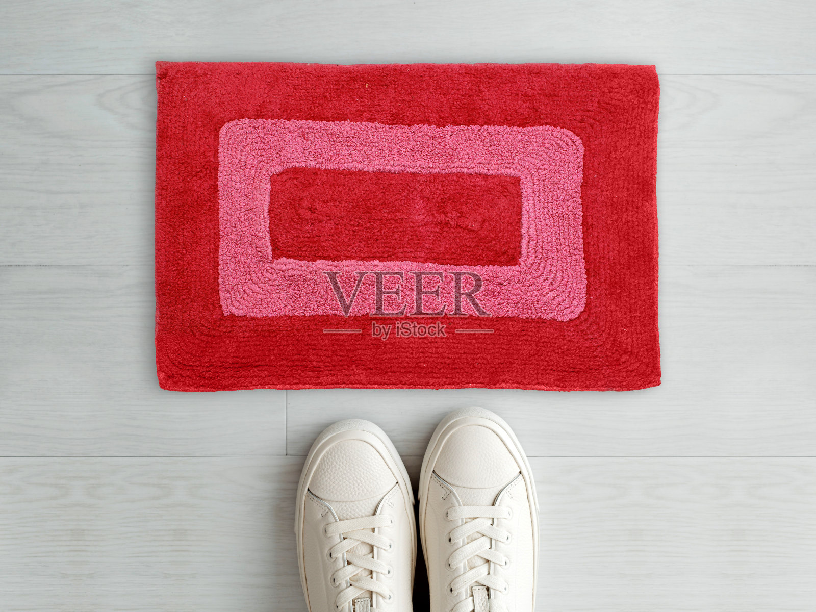 设计师欢迎进入门垫放置在白色地板和白色鞋子照片摄影图片