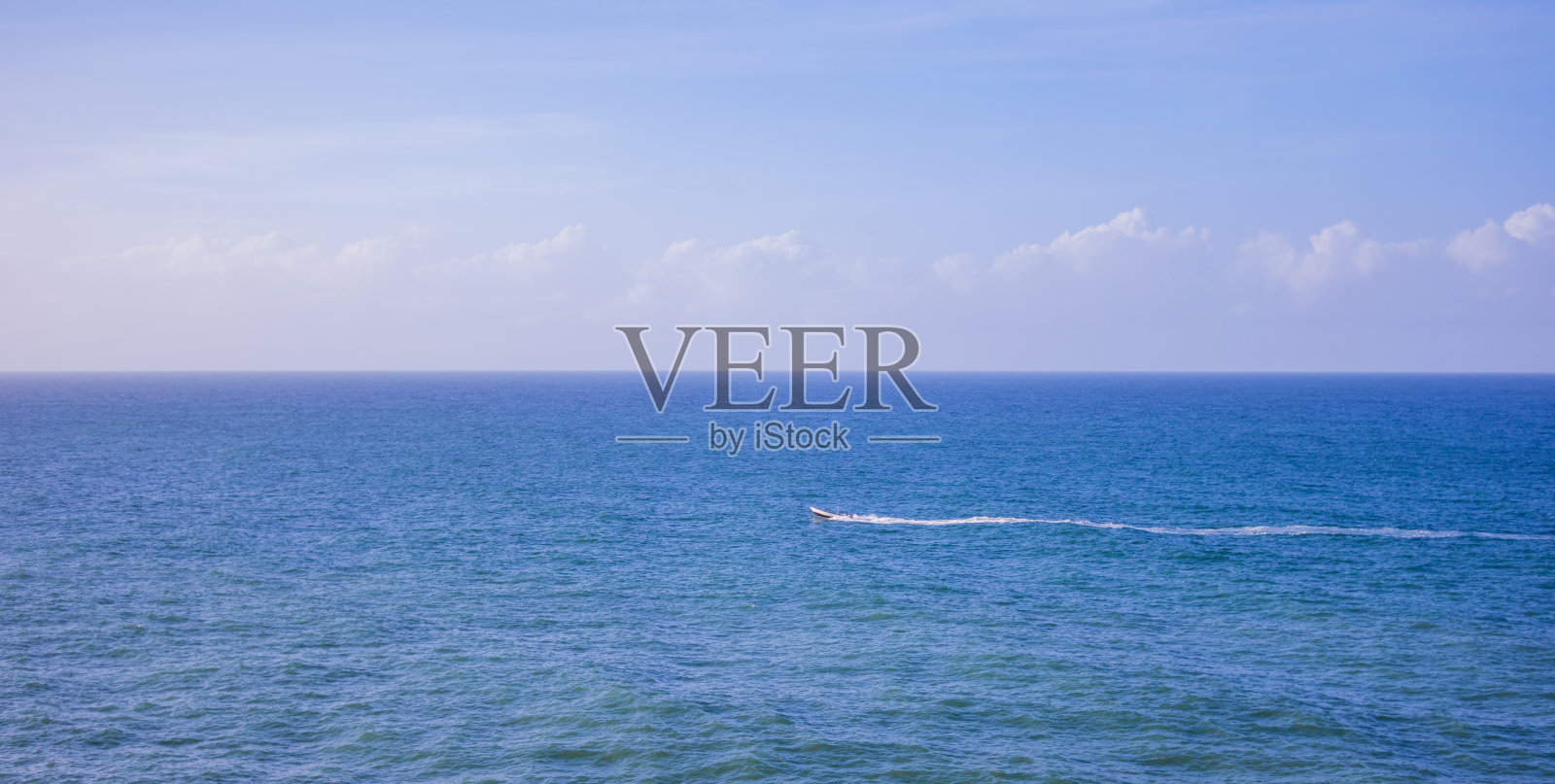 一艘船在蓝色的大海上航行的美丽镜头照片摄影图片