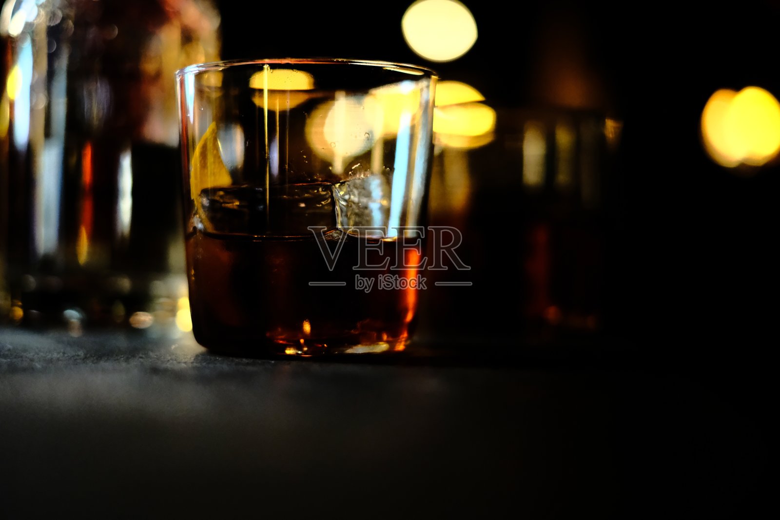 深色背景下的一杯饮料照片摄影图片