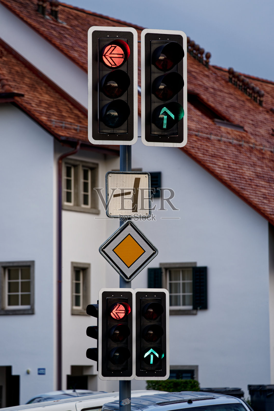 Street lights with red and green lights at City of Zürich on a blue cloudy autumn day.照片摄影图片