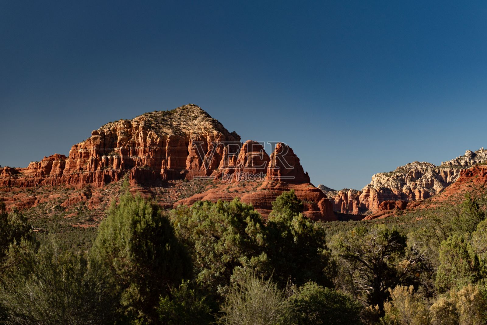 美国亚利桑那州塞多纳美丽的岩层景观。照片摄影图片