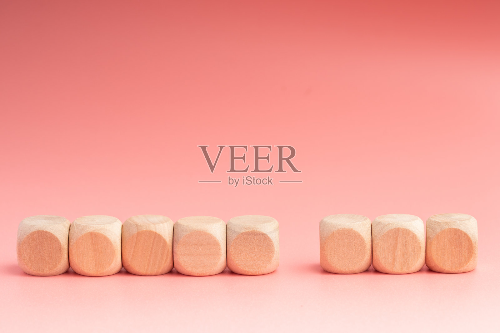 木块，粉色背景，一组空白木块，立方体复制空间的商业文本背景，如想法，目标，计划概念照片摄影图片