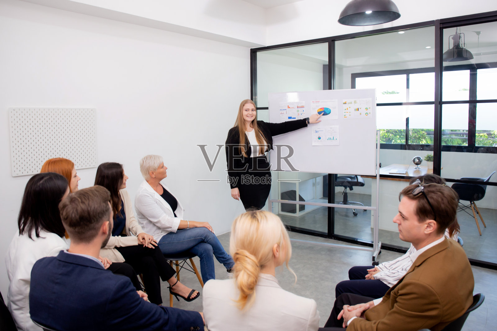 小组团队商务人士研讨会和会议关于财务和利润的营销，同时与同事进行商务女性演示和图表解释，以进行规划和头脑风暴。照片摄影图片