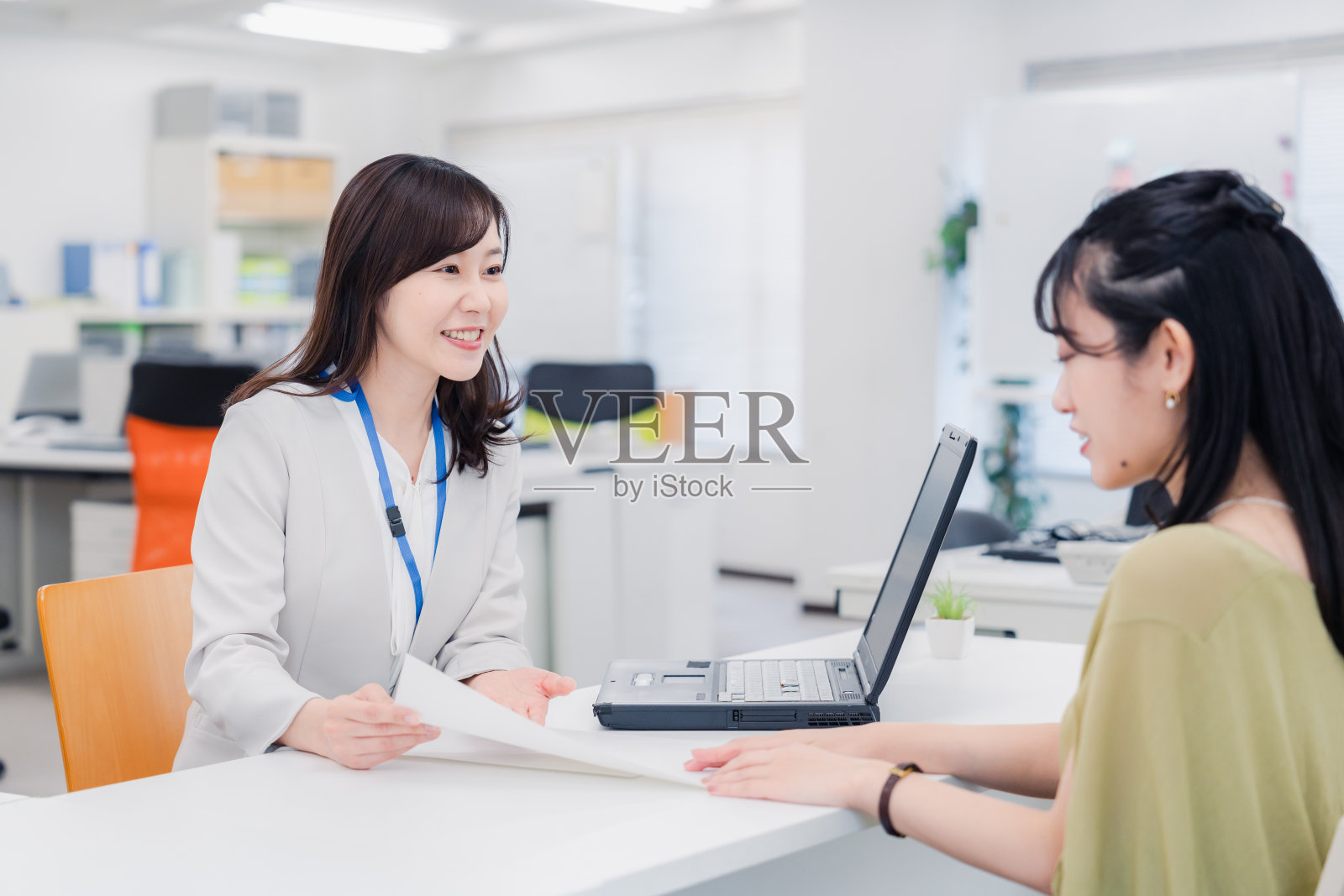 前台的一位女士照片摄影图片