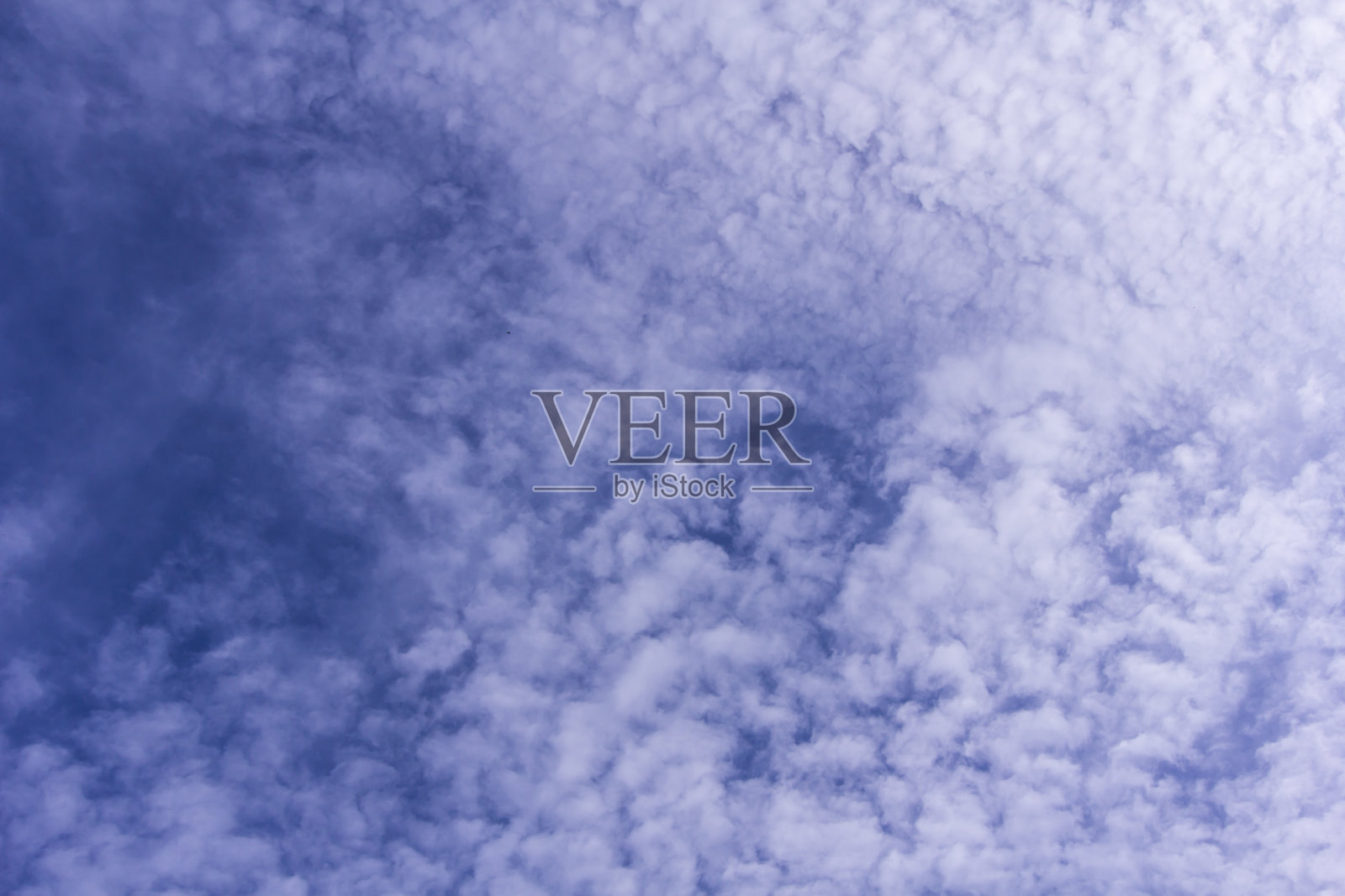 美丽的蓝天配上白云，背景照片摄影图片