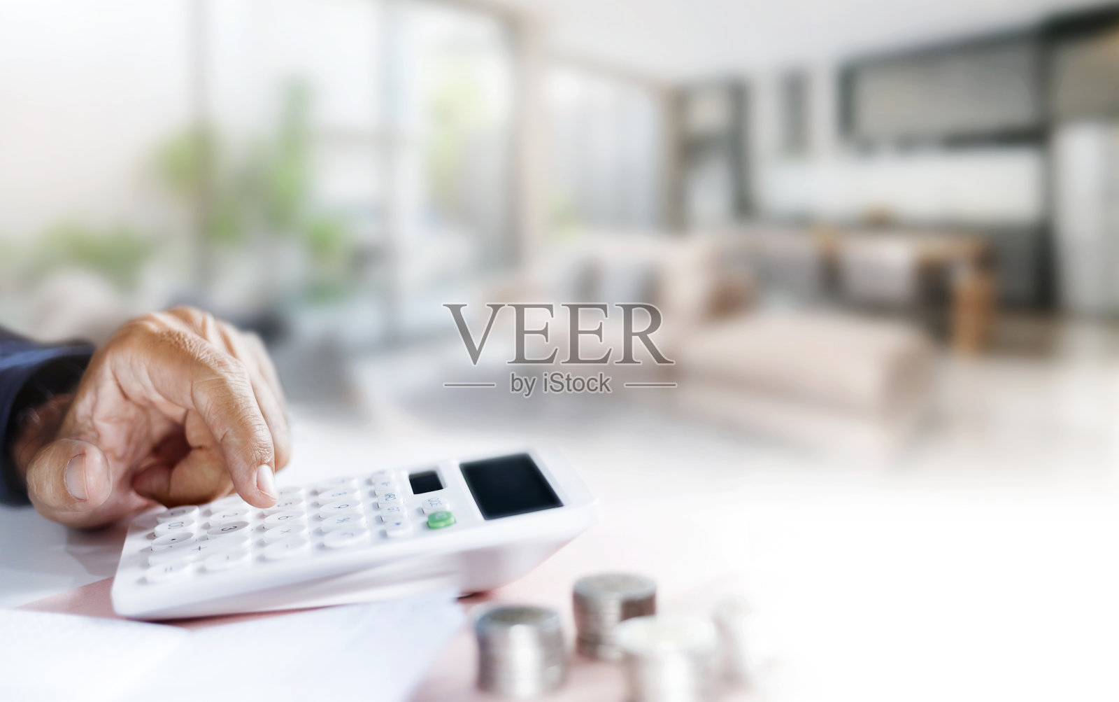 一个人在用计算器照片摄影图片