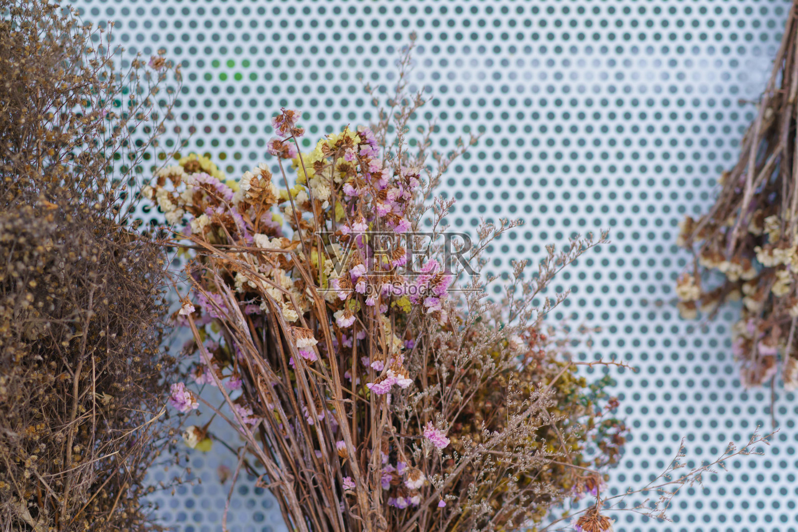 木桶里的干花。房间装饰在复古风格的背景照片摄影图片