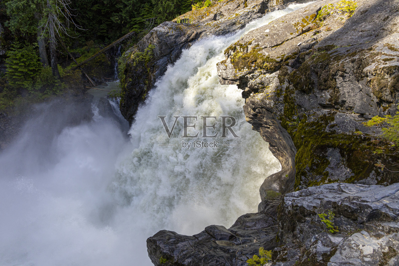 加拿大不列颠哥伦比亚省的奈恩瀑布照片摄影图片