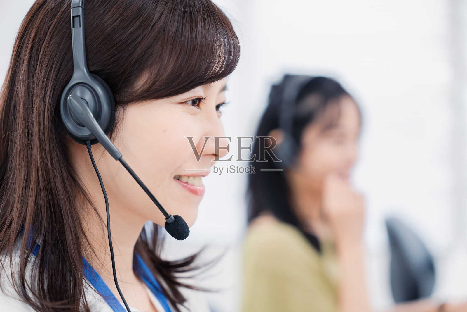 一位女士在呼叫中心接听客户电话照片摄影图片