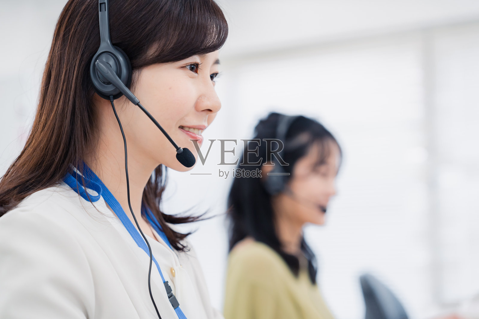 一位女士在呼叫中心接听客户电话照片摄影图片