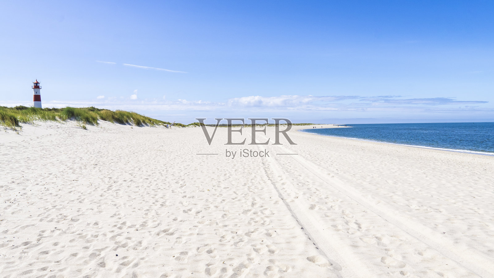 白色沙滩上的灯塔照片摄影图片