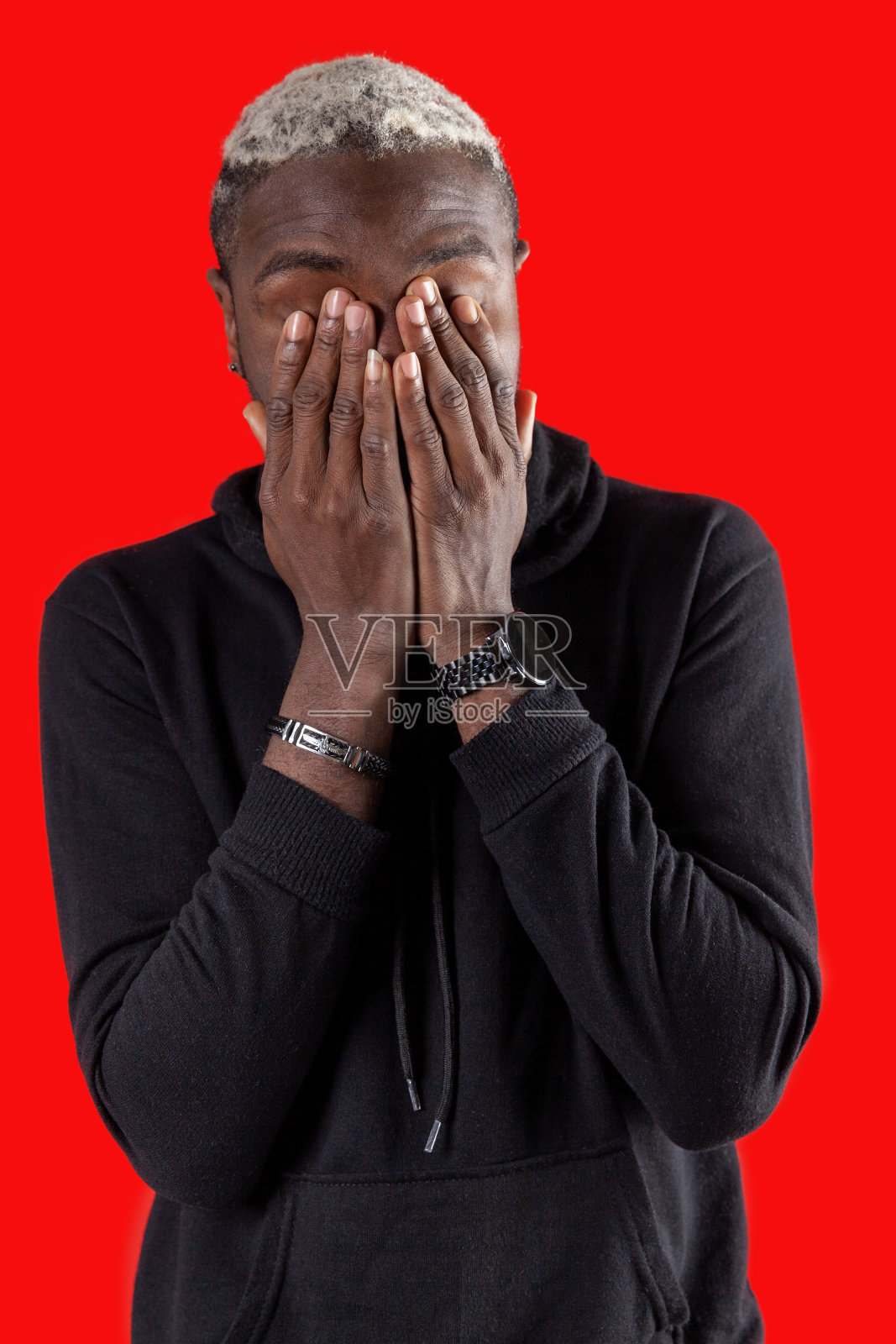 年轻人的肖像，双手放在脸上照片摄影图片