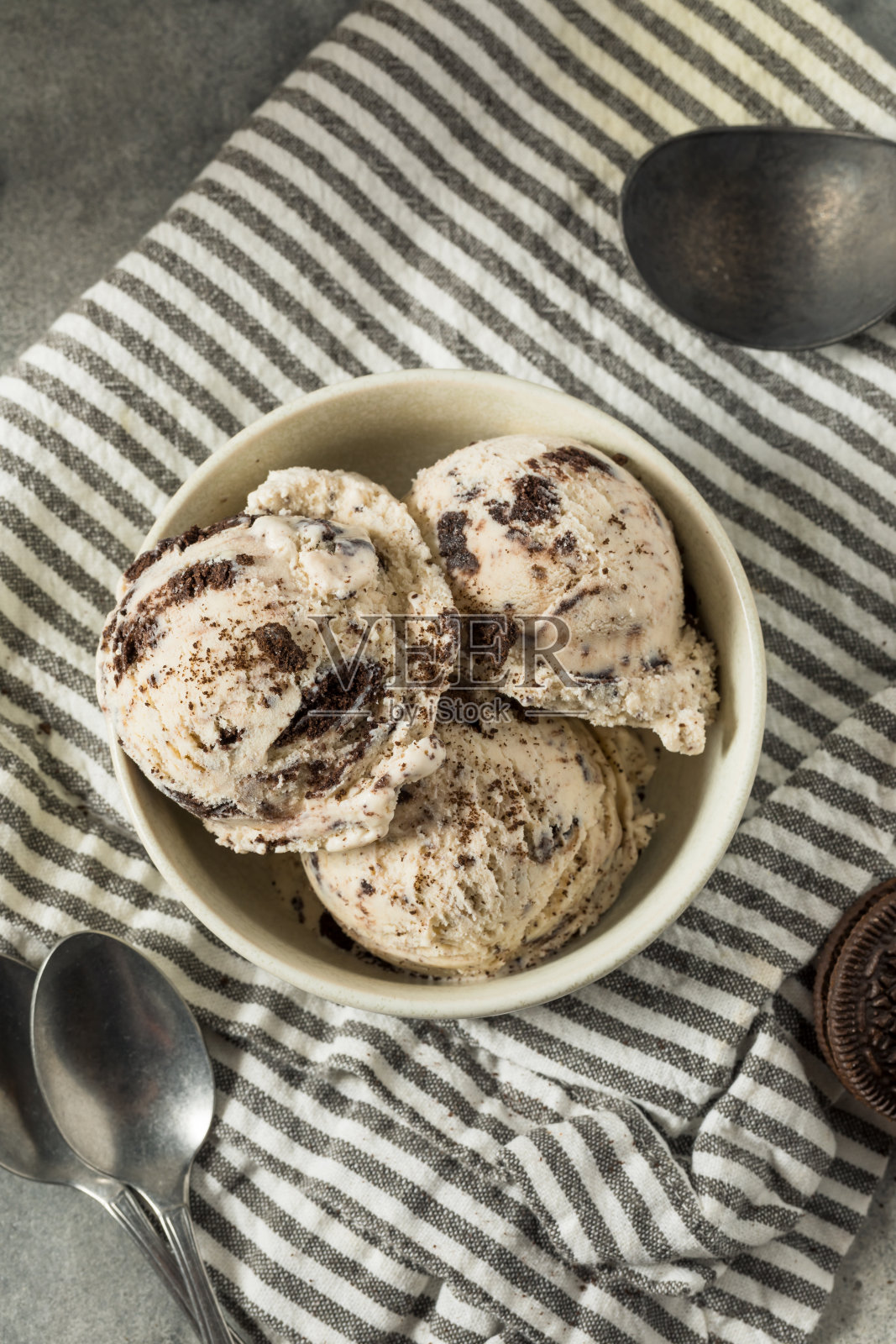 自制饼干和奶油冰淇淋照片摄影图片