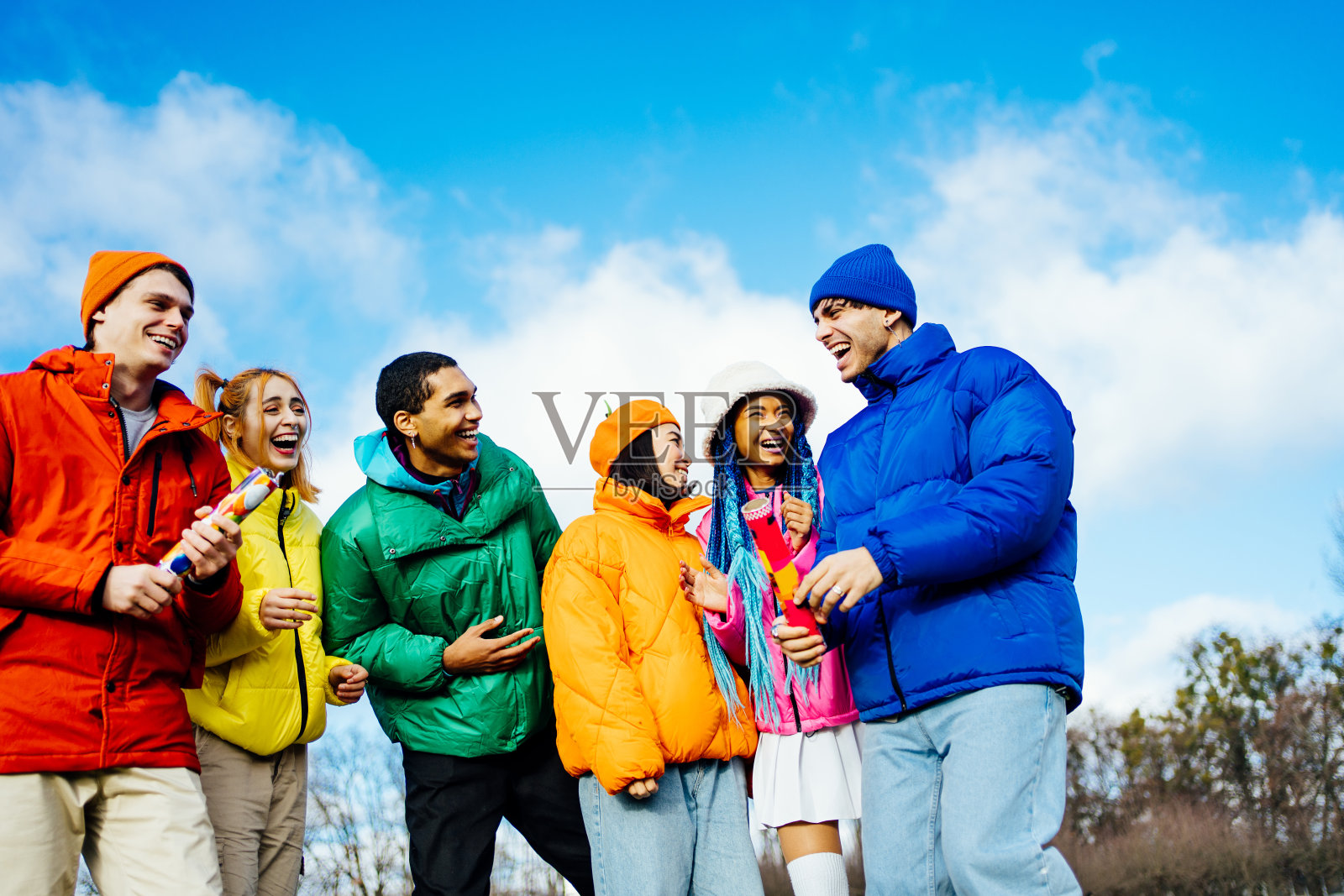 一群多种族的年轻朋友在冬天在户外聚会照片摄影图片