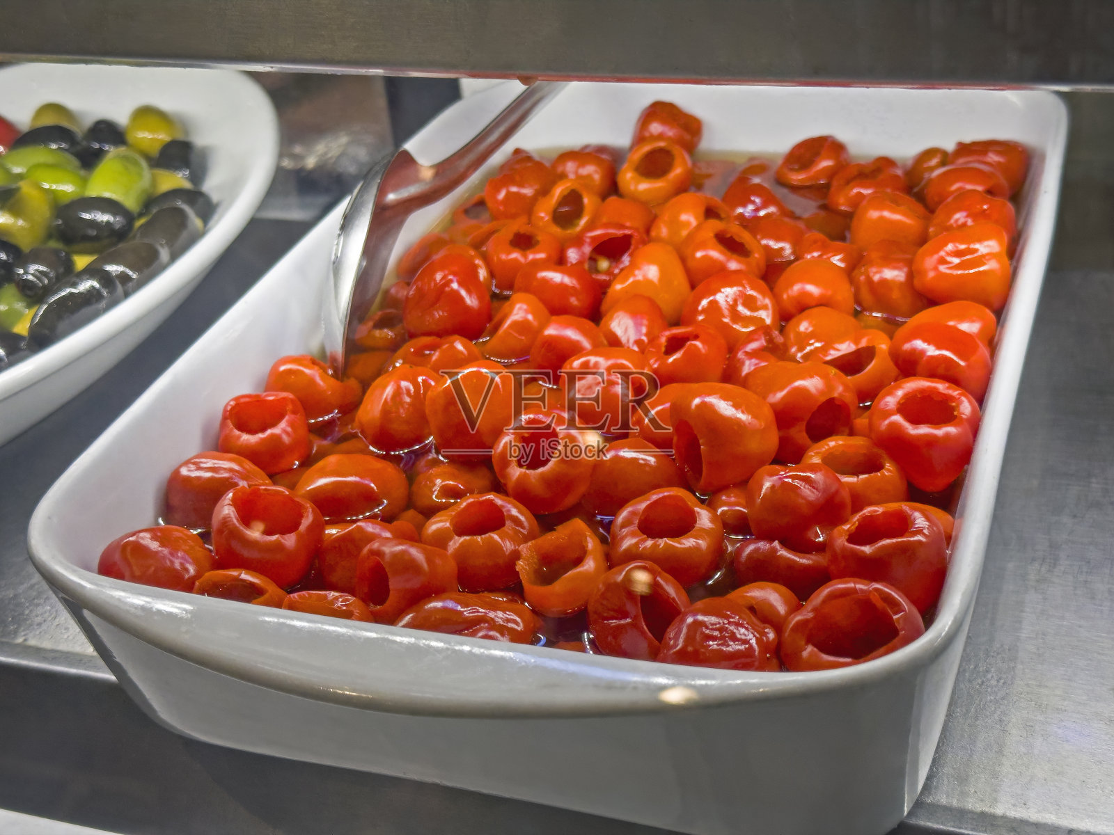 零售橱窗里的辣椒开胃菜照片摄影图片