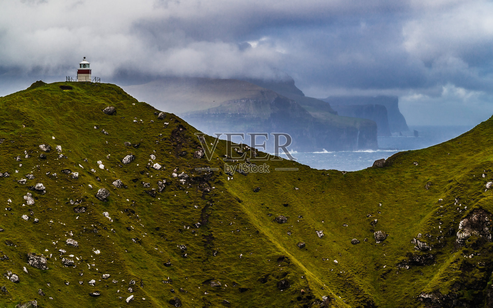 法罗群岛夏季Kalsoy岛上的Kallur灯塔。照片摄影图片